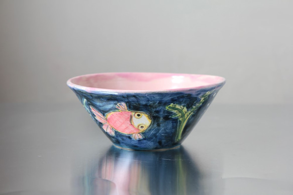水彩画調の金魚絵（紺地＆ピンク）の椀陶器 3枚目の画像