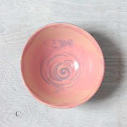 水彩画調の金魚絵（紺地＆ピンク）の椀陶器 5枚目の画像