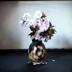 梅花と織部釉の花瓶 1枚目の画像