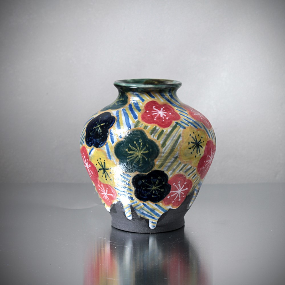 梅と斜線模様の壺（花器）