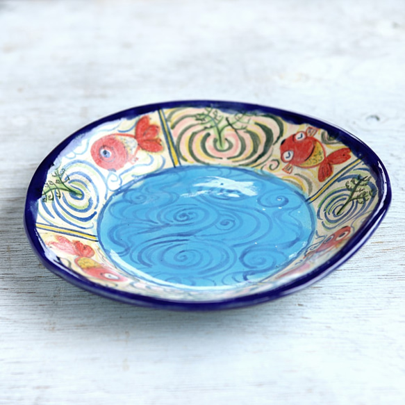 楽し気な金魚絵の丸い深皿（ブルー） 2枚目の画像