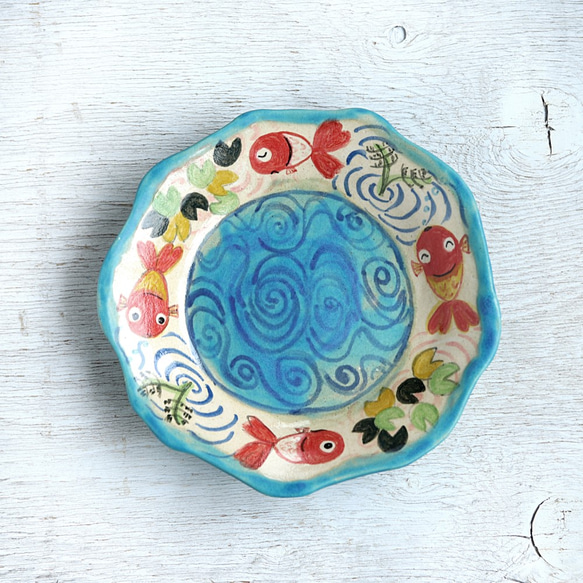楽し気な金魚絵の菊皿（ターコイズブルー） 2枚目の画像