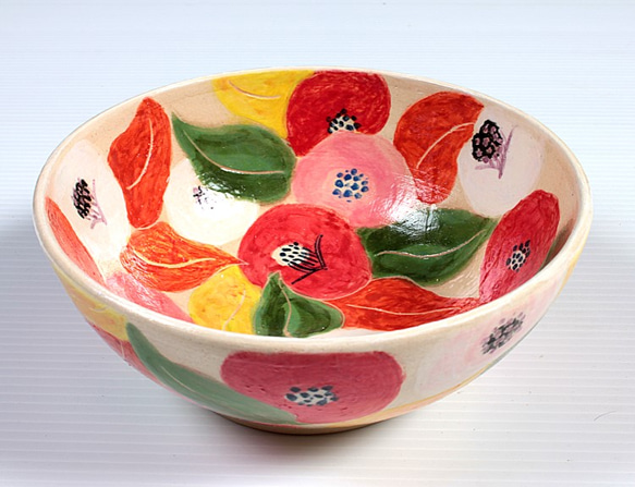 椿紋様の釉下色絵鉢 1枚目の画像