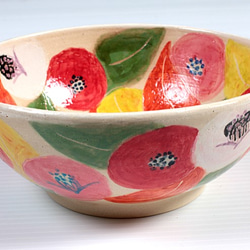 椿紋様の釉下色絵鉢 3枚目の画像