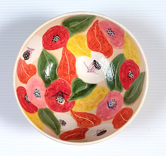 椿紋様の釉下色絵鉢 4枚目の画像