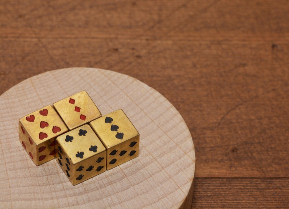 クイーンズチャイナ カジノ ゲーム トランプ サイコロ セット 英国