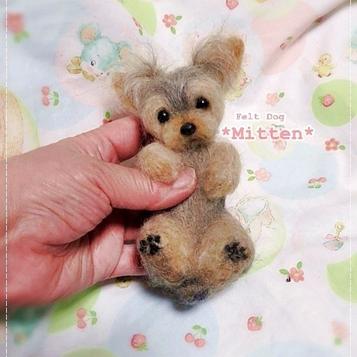 ごろんポーズのヨーキーちゃん♪ 羊毛フェルト フェルトドッグMitten