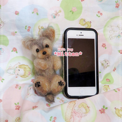 ごろんポーズのヨーキーちゃん♪ 羊毛フェルト フェルトドッグMitten