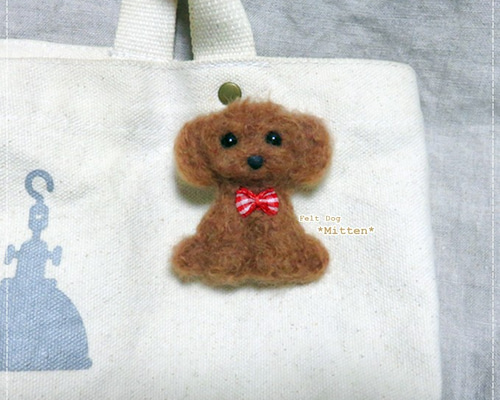 トイプードル(レッド)のブローチ＊羊毛フェルト 羊毛フェルト レッドトイプードル ブローチ ブローチ CHIRA MIRA 通販