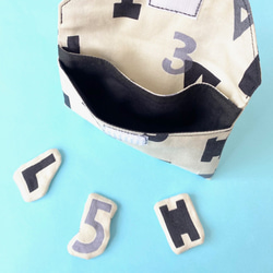 仕切り付き！数字とアルファベットの洗えるマスクケース（子供用；モノトーン） 4枚目の画像
