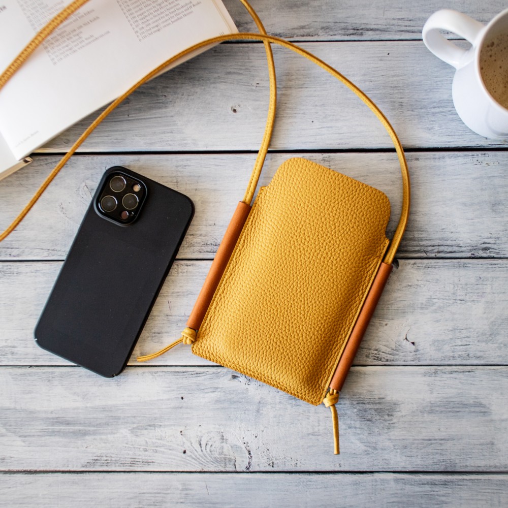 本革 スマホ ポケットバッグ iPhone12Pro/Maxの大きなスマートフォンまで収納可能 スマホ入れ【イエロー】
