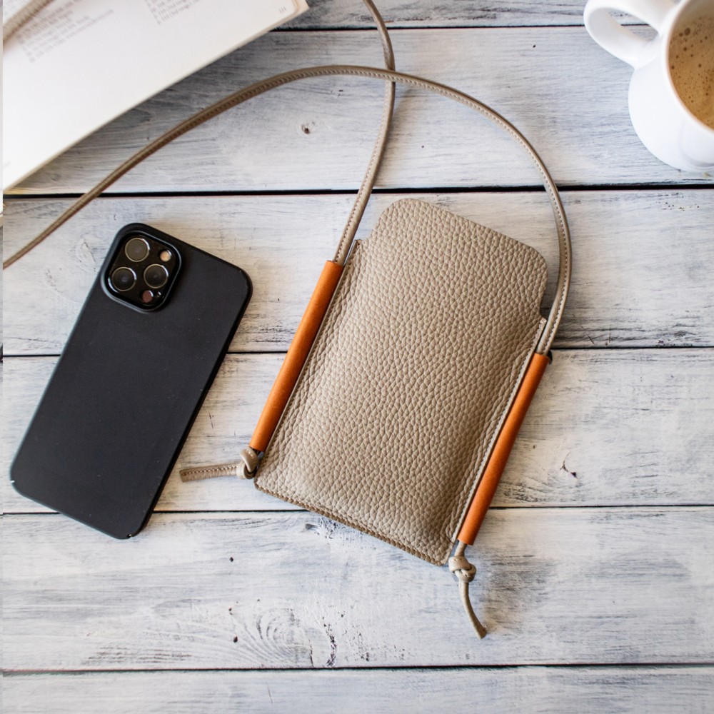 本革 スマホ ポケットバッグ iPhone12Pro/Maxの大きなスマートフォン収納可能 スマホ入れ【サンドベージュ】