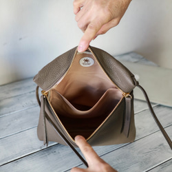 (大) 皮革 肩背包 隨身小包  出門方便 【灰褐色】 第2張的照片