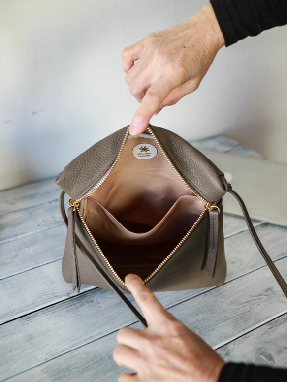 (大) 皮革 肩背包 隨身小包  出門方便 【灰褐色】 第2張的照片