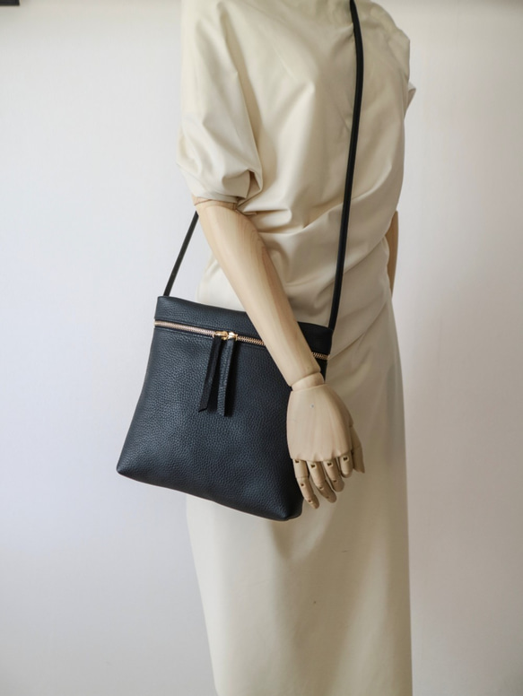 (大) 皮革 肩背包 隨身小包  出門方便 【灰褐色】 第7張的照片