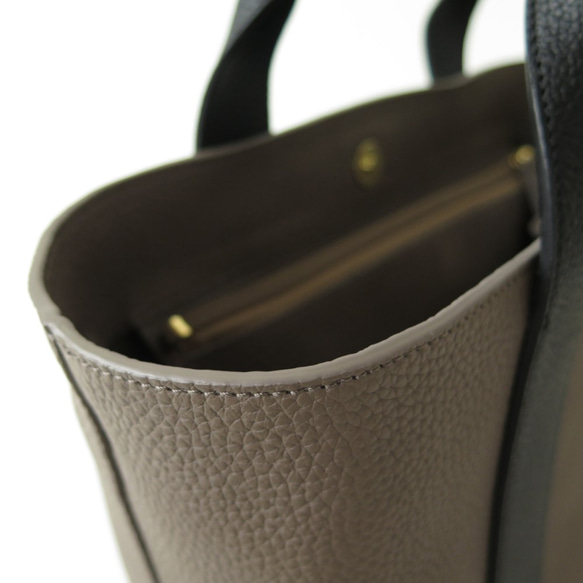 高品質真皮手提包，收縮皮革，大容量，寬角板[灰褐色/黑色] 第8張的照片