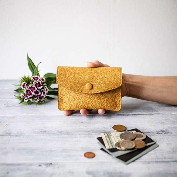 真皮錢包。緊湊型皮夾，握在手中十分舒適。 [芥末黃] 第1張的照片