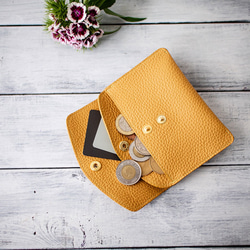 真皮錢包。緊湊型皮夾，握在手中十分舒適。 [芥末黃] 第3張的照片