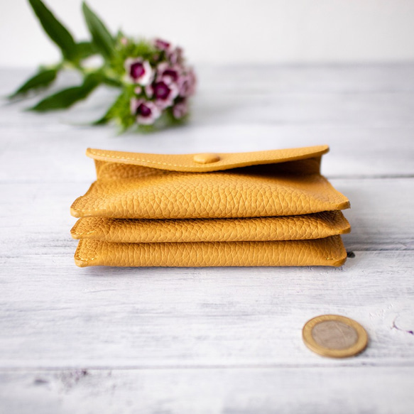 真皮錢包。緊湊型皮夾，握在手中十分舒適。 [芥末黃] 第5張的照片