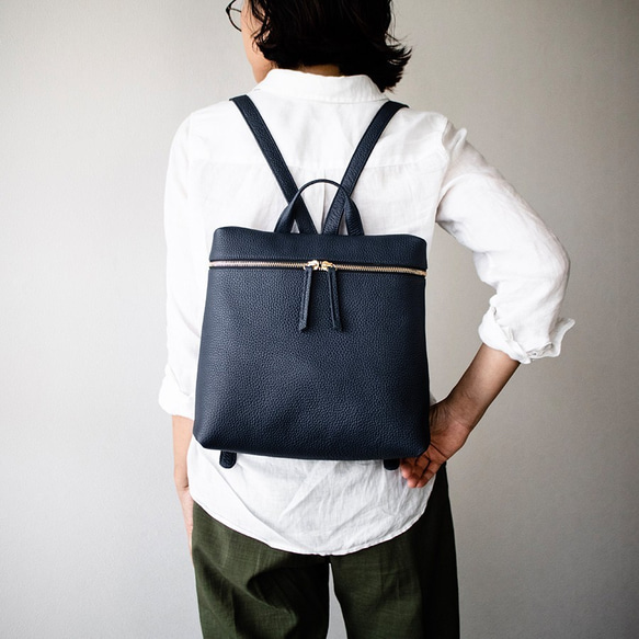 真皮背包 簡約設計皮革背包，適合各種風格 [海軍藍] 第2張的照片