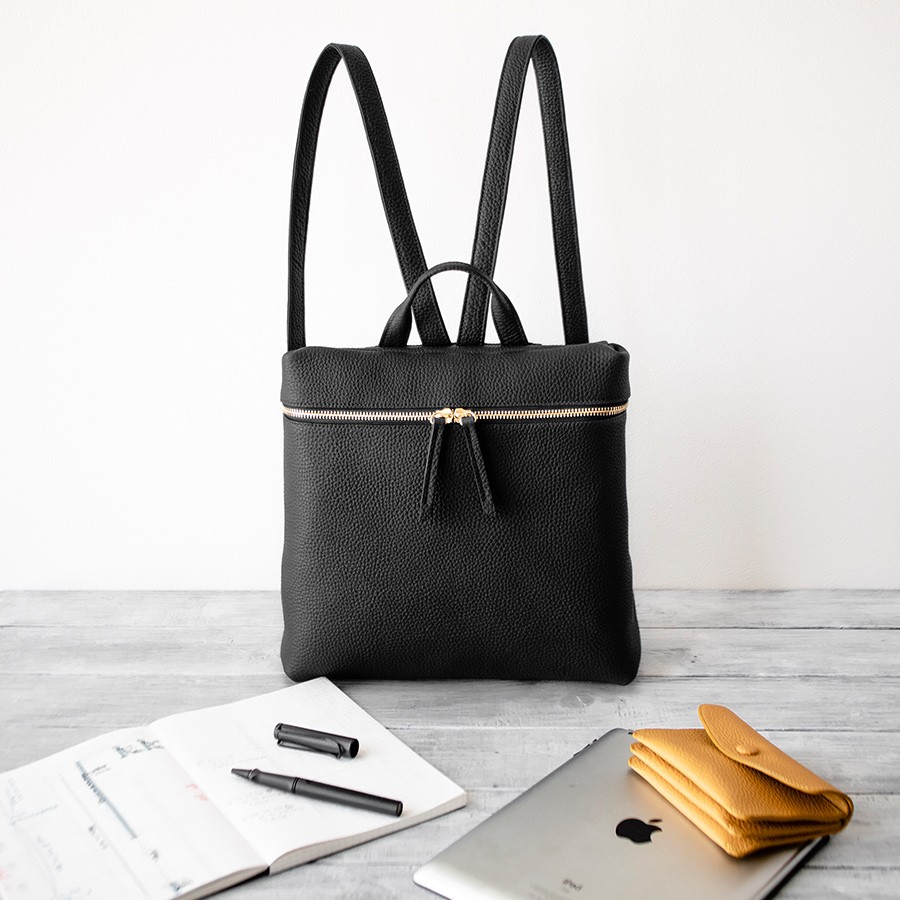 本革リュック 様々なスタイルに合うシンプルデザイン レザーバックパック【ブラック】