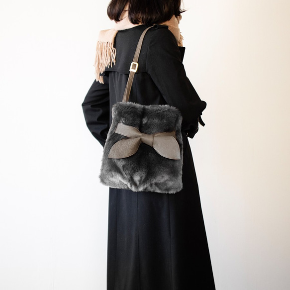 高品質環保皮草和真皮絲帶單肩包 [灰色/灰褐色] 第1張的照片