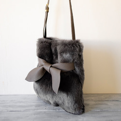 高品質環保皮草和真皮絲帶單肩包 [灰色/灰褐色] 第4張的照片