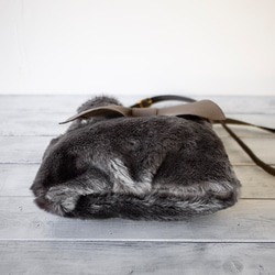 高品質環保皮草和真皮絲帶單肩包 [灰色/灰褐色] 第5張的照片