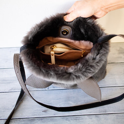 高品質環保皮草和真皮絲帶單肩包 [灰色/灰褐色] 第7張的照片