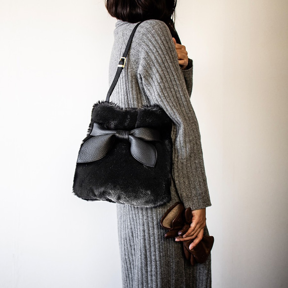 高品質環保皮草和真皮絲帶單肩包 [黑色/黑色] 第1張的照片