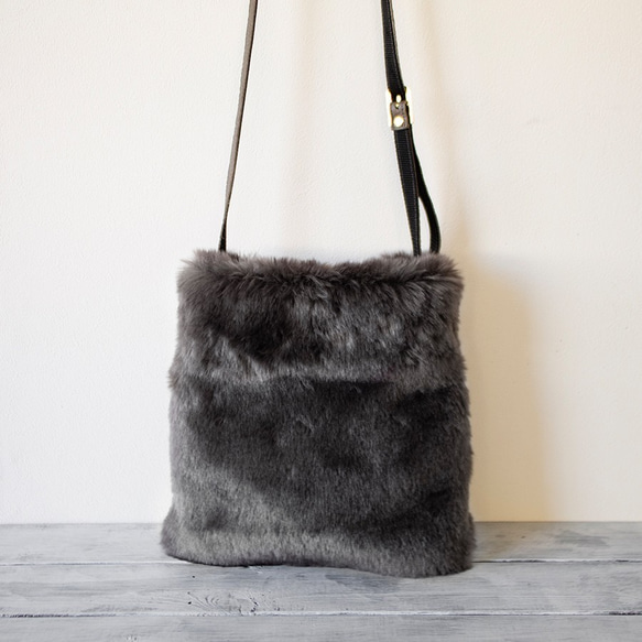 高品質環保皮草和真皮絲帶單肩包 [黑色/黑色] 第6張的照片