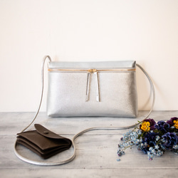 (橫式)義大利真皮單肩包方便外出【銀色】 第1張的照片