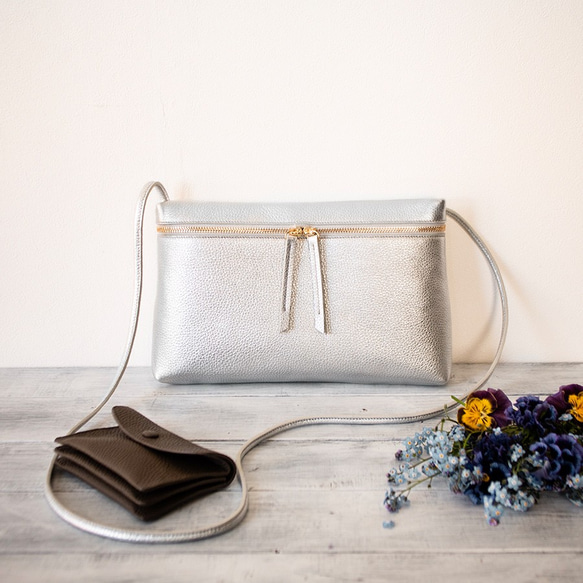 (橫式)義大利真皮單肩包方便外出【銀色】 第1張的照片