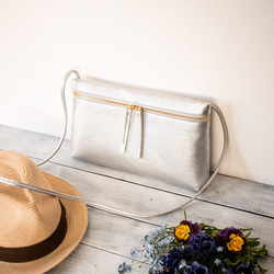 (橫式)義大利真皮單肩包方便外出【銀色】 第2張的照片