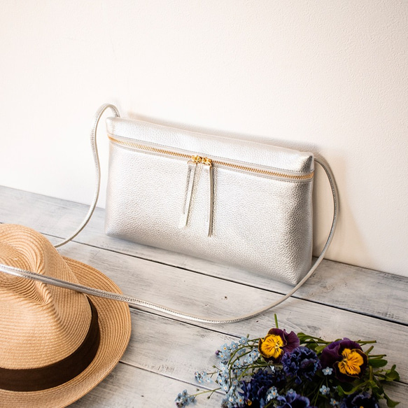 (橫式)義大利真皮單肩包方便外出【銀色】 第2張的照片