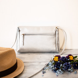 (橫式)義大利真皮單肩包方便外出【銀色】 第3張的照片