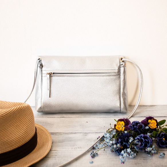 (橫式)義大利真皮單肩包方便外出【銀色】 第3張的照片