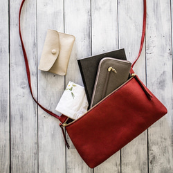 (橫式)義大利真皮單肩包方便外出【銀色】 第6張的照片