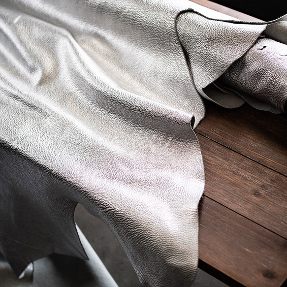 (橫式)義大利真皮單肩包方便外出【銀色】 第9張的照片