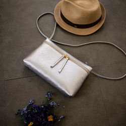 (橫式)義大利真皮單肩包方便外出【銀色】 第10張的照片