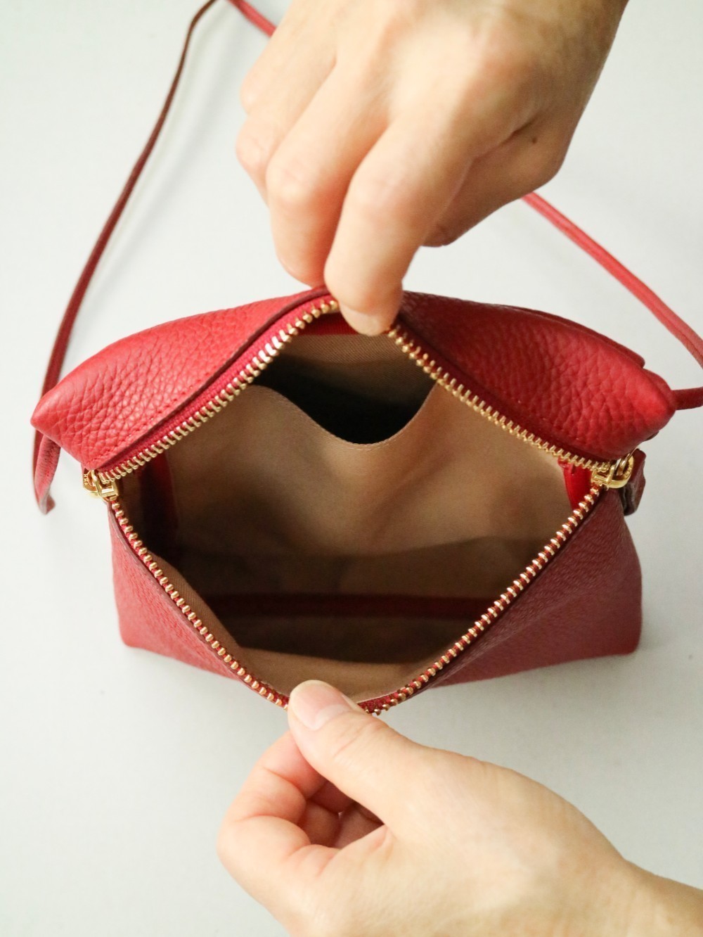 (小) イタリア製本革 ミニショルダー ポシェット サコッシュお出かけ 便利 【シルバー】