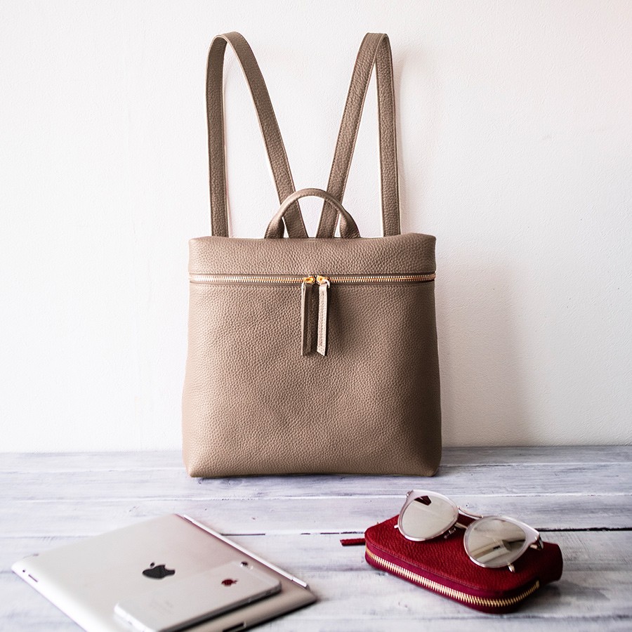 本革リュック 様々なスタイルに合うシンプルデザイン レザーバックパック【サンドベージュ】