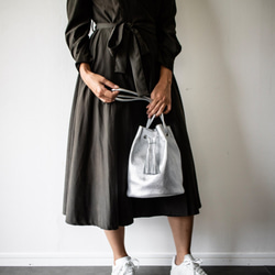 義大利真皮單肩包 2way 抽繩包 [銀色] 第2張的照片