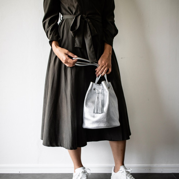 義大利真皮單肩包 2way 抽繩包 [銀色] 第2張的照片