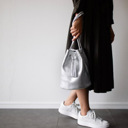 義大利真皮單肩包 2way 抽繩包 [銀色] 第5張的照片