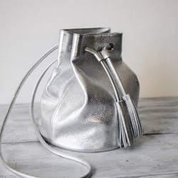 義大利真皮單肩包 2way 抽繩包 [銀色] 第6張的照片