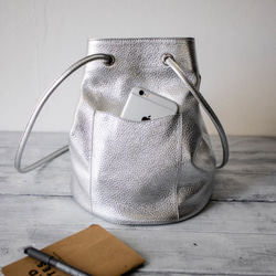 義大利真皮單肩包 2way 抽繩包 [銀色] 第7張的照片