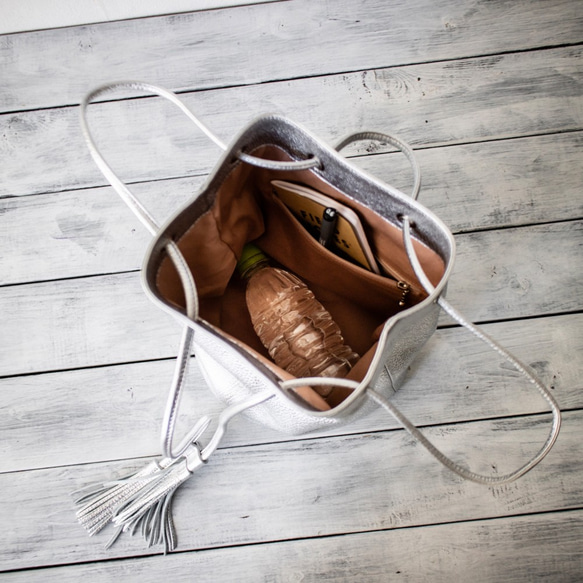 義大利真皮單肩包 2way 抽繩包 [銀色] 第8張的照片