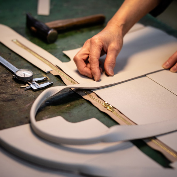 義大利製造真皮手提包 A4尺寸可容納筆記型電腦 防水皮革通勤手提包 [沙米色] 第9張的照片