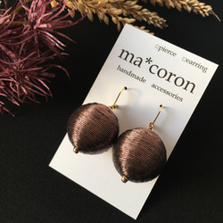 送料無料 3連ボンボンピアス／イヤリング ピアス（その他） ma*coron